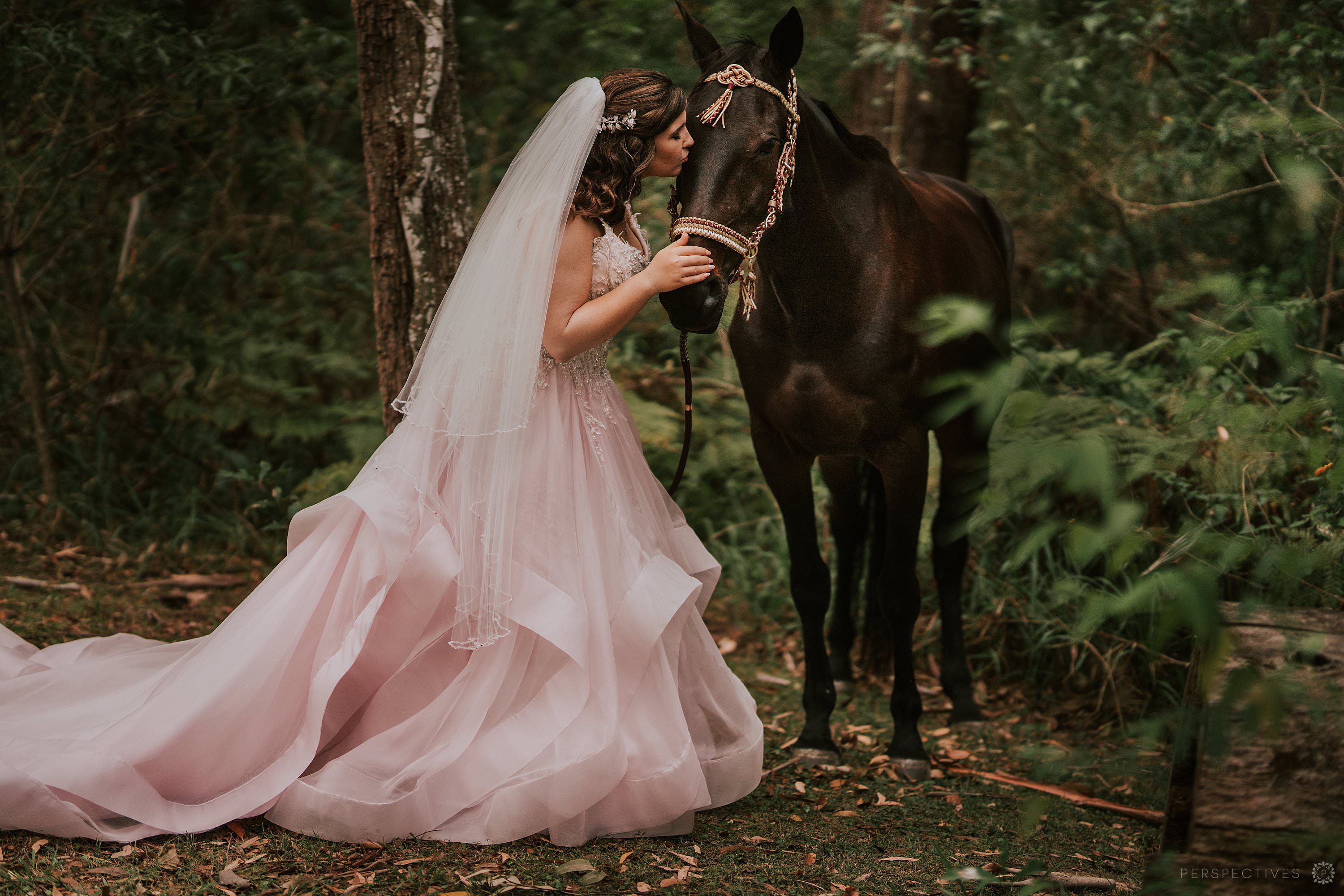 Wedding photos bride with horse